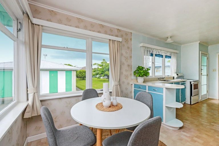 Photo of property in 10 Neeve Road, Taradale, Napier, 4112