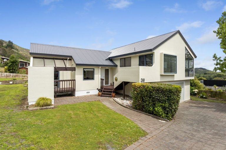 Photo of property in 38 Kakariki Grove, Waikanae, 5036