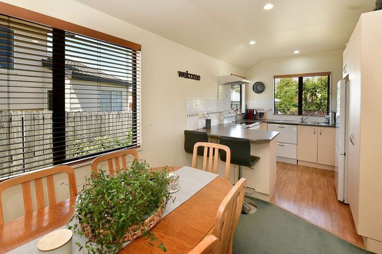 Photo of property in 2/8 Knott Road, Stanmore Bay, Whangaparaoa, 0932