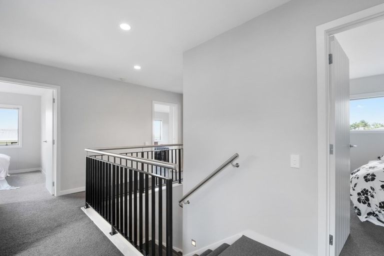 Photo of property in 2 Oakpark Place, West Harbour, Auckland, 0618