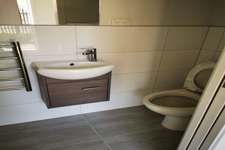 Photo of property in 1 Folkes Lane, New Lynn, Auckland, 0600