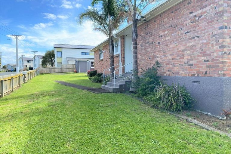 Photo of property in 32 Farnborough Crescent, Mangere, Auckland, 2022