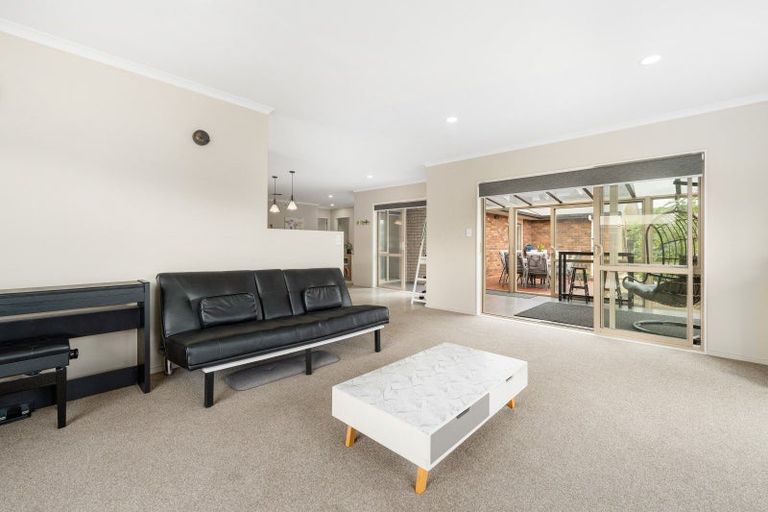 Photo of property in 11 Chestnut Close, Kelvin Grove, Palmerston North, 4414