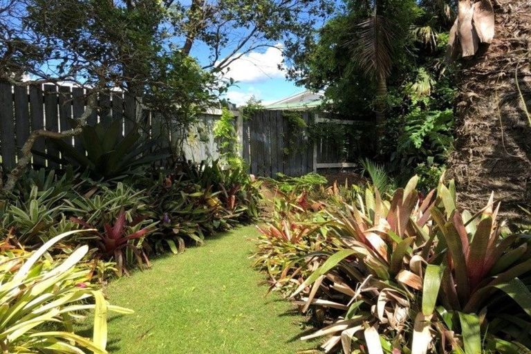 Photo of property in 18 Yeovil Road, Te Atatu Peninsula, Auckland, 0610