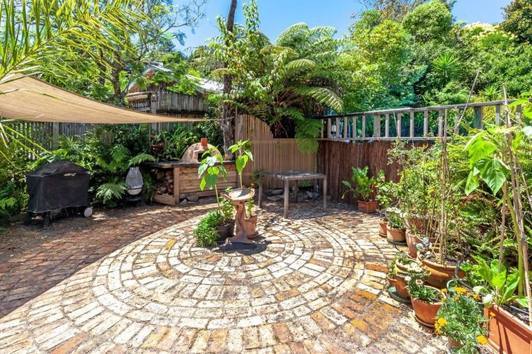 Photo of property in 2 Oxford Terrace, Coromandel, 3506