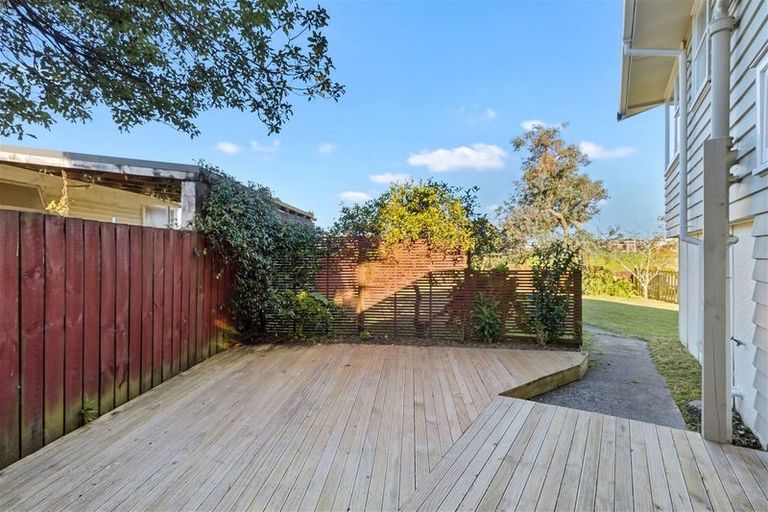 Photo of property in 32 Kirrie Avenue, Te Atatu South, Auckland, 0610