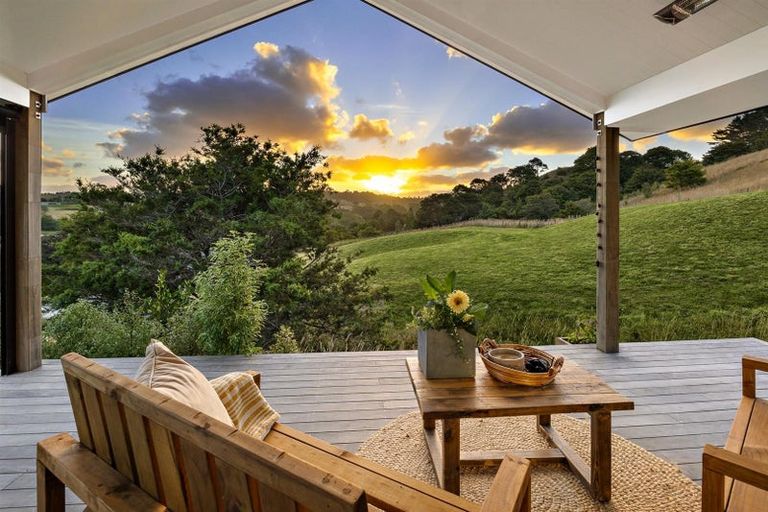 Photo of property in 1056 Peak Road, Helensville, 0875