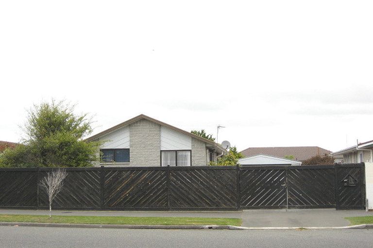 Photo of property in 15 Queenspark Drive, Parklands, Christchurch, 8083