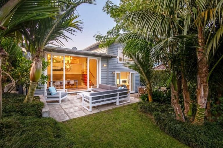 Photo of property in 15 Le Roy Terrace, Birkenhead, Auckland, 0626