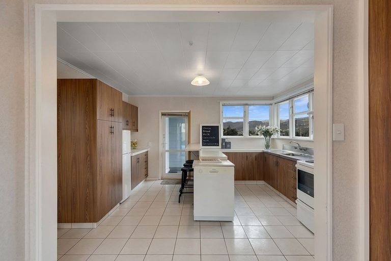 Photo of property in 5 Wakefield Terrace, Tawa, Wellington, 5028