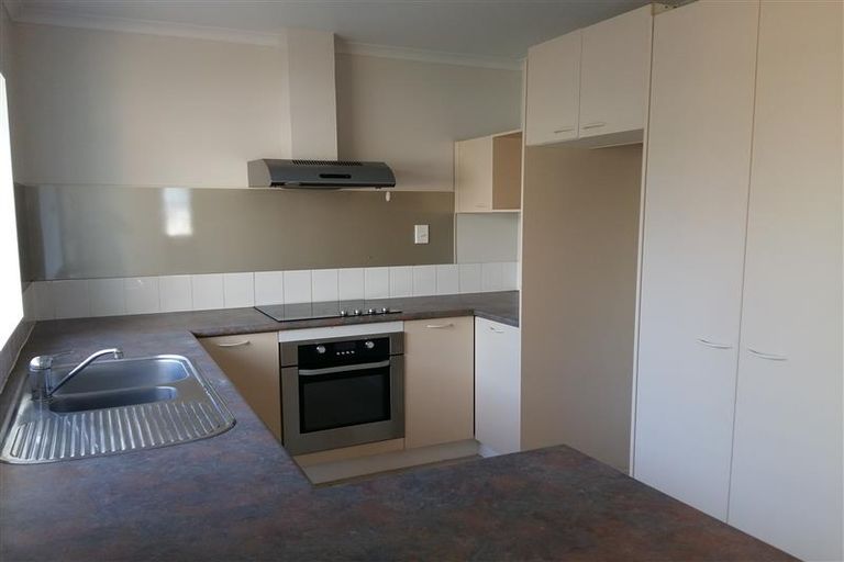 Photo of property in 24 Newbegin Place, Weymouth, Auckland, 2103