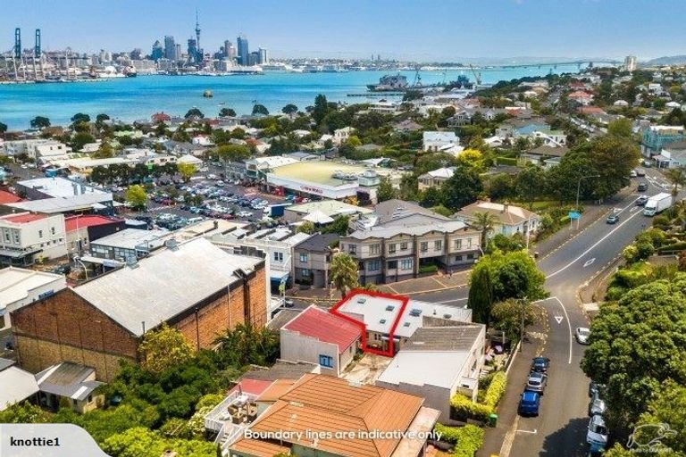 Photo of property in 4/64 Victoria Road, Devonport, Auckland, 0624