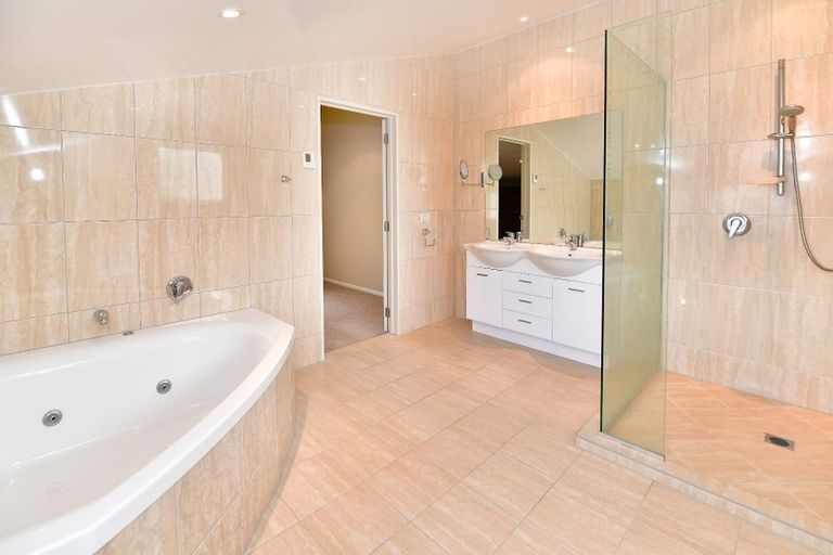 Photo of property in 52 Grovenor Drive, Orewa, 0931