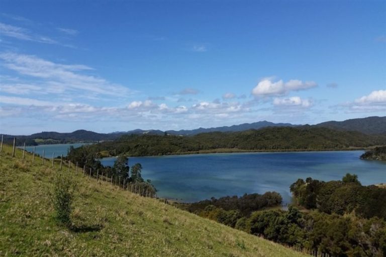 Photo of property in 68 Ranui Road, Karetu, 0283