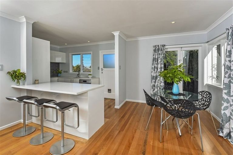 Photo of property in 2/284 East Coast Road, Forrest Hill, Auckland, 0620