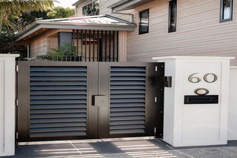 Photo of property in 1/60 Milford Road, Milford, Auckland, 0620