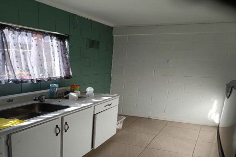 Photo of property in 2/78 West Coast Road, Glen Eden, Auckland, 0602