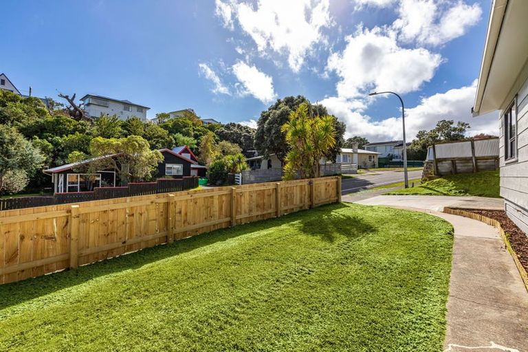 Photo of property in 62 Gloaming Hill, Titahi Bay, Porirua, 5022