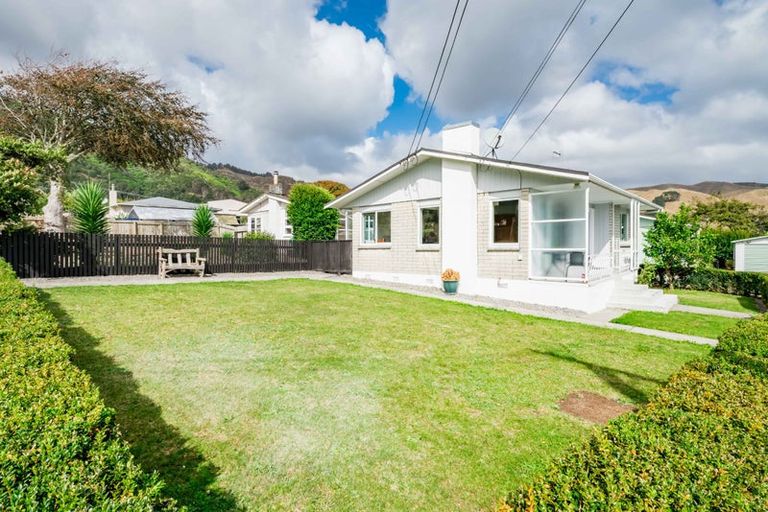 Photo of property in 6 Utauta Street, Waikanae, 5036