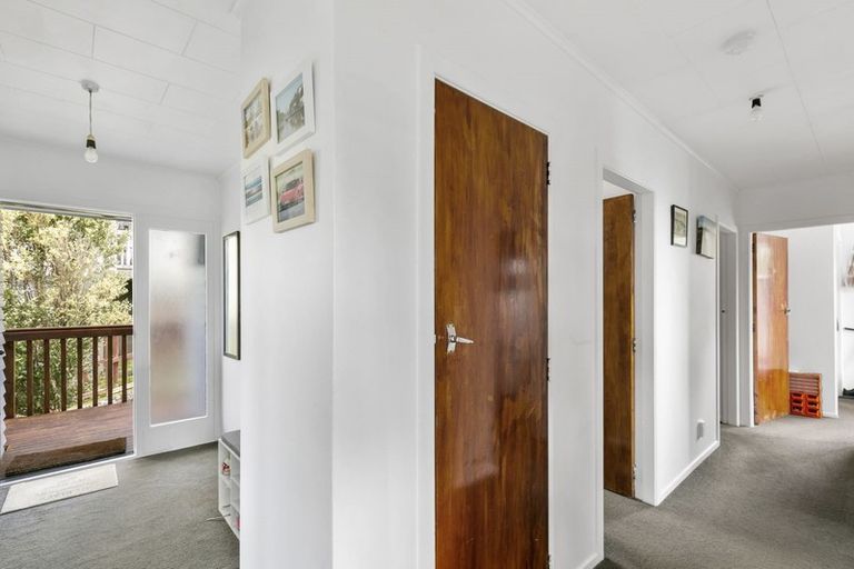 Photo of property in 16 Alwyn Place, Newlands, Wellington, 6037