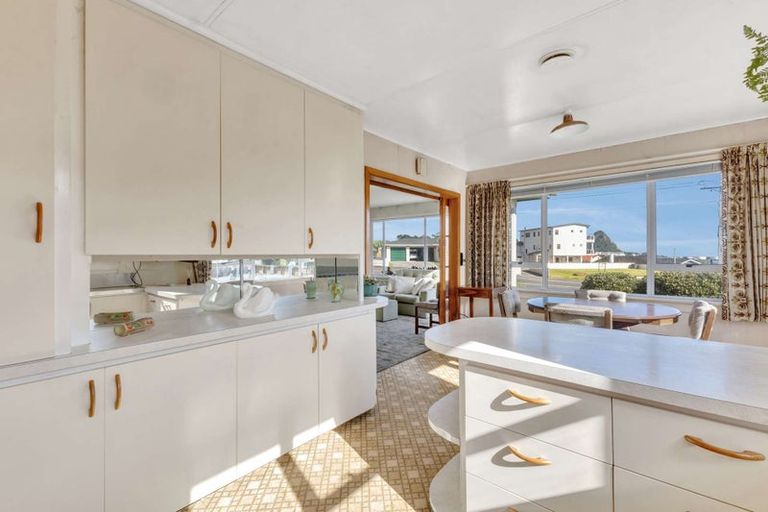 Photo of property in 27 South Road, Moturoa, New Plymouth, 4310