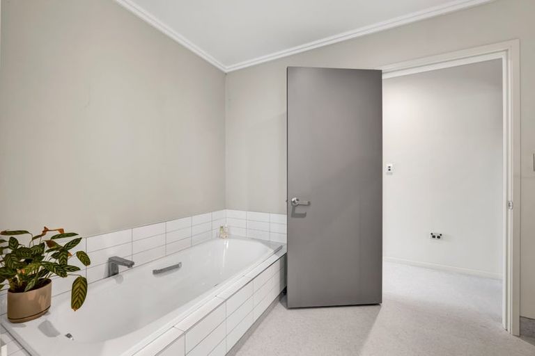 Photo of property in 2/297 Carrington Street, Vogeltown, New Plymouth, 4310