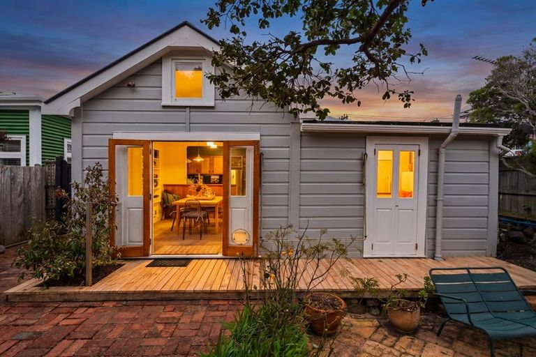 Photo of property in 10 Ferry Street, Seatoun, Wellington, 6022