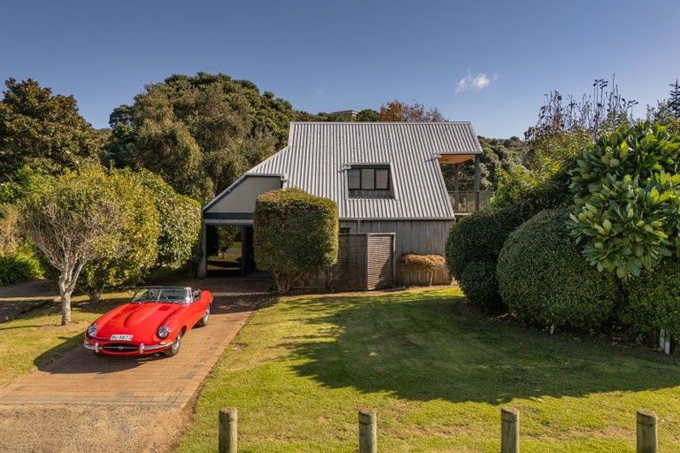 Photo of property in 28 Hahei Beach Road, Hahei, Whitianga, 3591