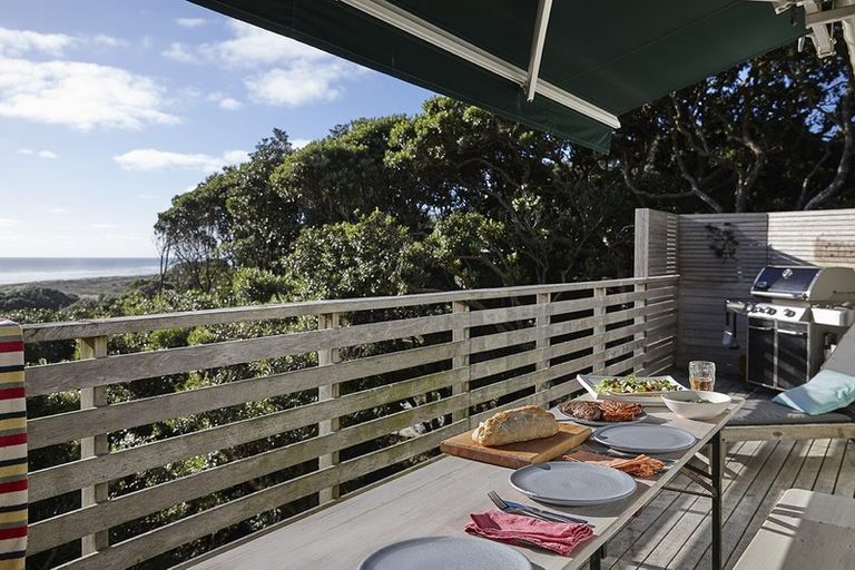 Photo of property in 72 Garden Road, Piha, New Lynn, 0772