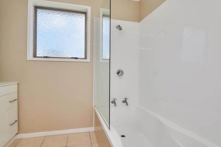 Photo of property in 14 Palmers Road, Clendon Park, Auckland, 2103