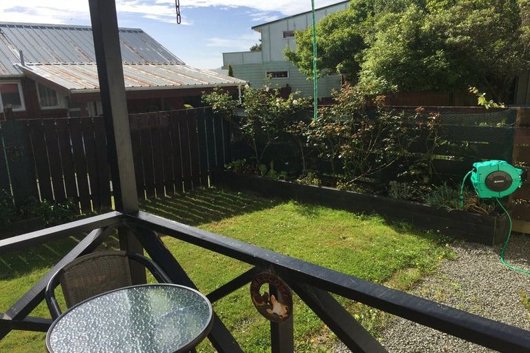 Photo of property in 17a Kingsbridge Place, Newlands, Wellington, 6037