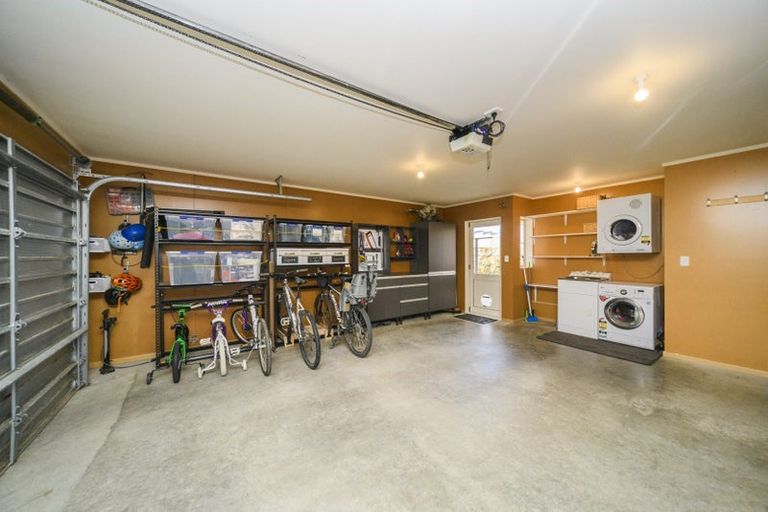 Photo of property in 5 Sycamore Crescent, Fitzherbert, Palmerston North, 4410