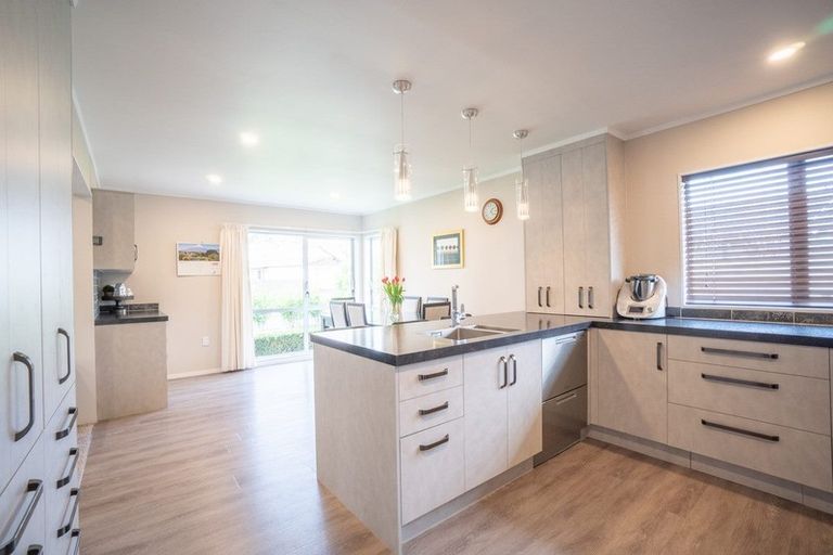 Photo of property in 42 Suzanne Grove, Kelvin Grove, Palmerston North, 4414