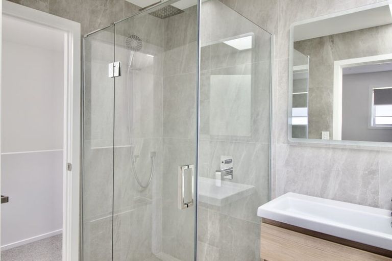 Photo of property in 3/94 Target Road, Totara Vale, Auckland, 0629