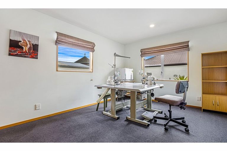 Photo of property in 156 Withells Road, Avonhead, Christchurch, 8042