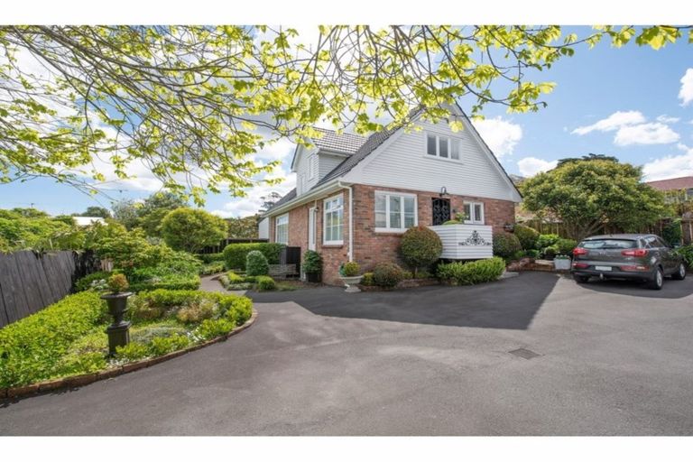 Photo of property in 8 Forrest Hill Road, Forrest Hill, Auckland, 0620