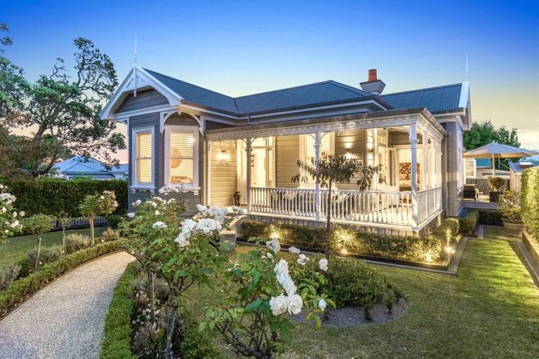 Photo of property in 58 Stanley Point Road, Stanley Point, Auckland, 0624