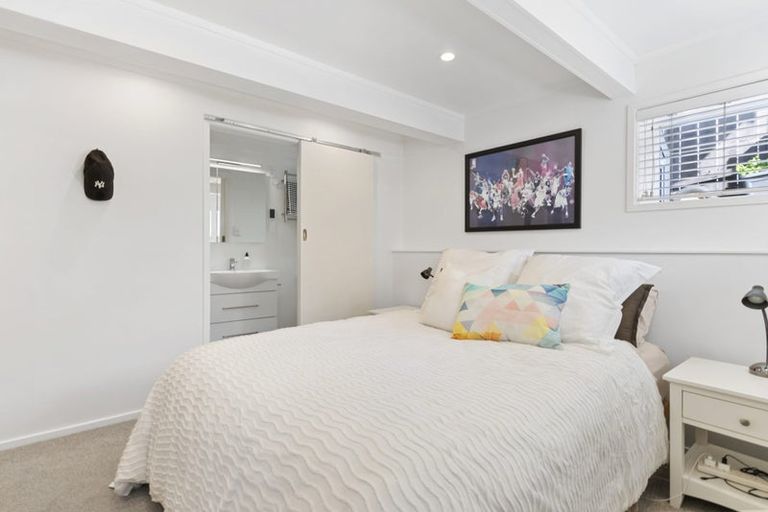 Photo of property in 32 Sartors Avenue, Northcross, Auckland, 0630