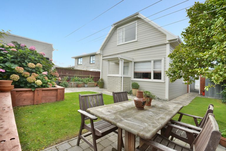 Photo of property in 120 Hargest Crescent, Saint Clair, Dunedin, 9012