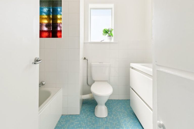 Photo of property in Grafon Court Flats, 3/53 Grafton Road, Roseneath, Wellington, 6011