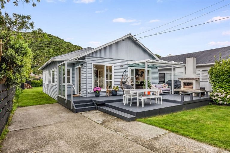 Photo of property in 37 Tuatoru Street, Eastbourne, Lower Hutt, 5013