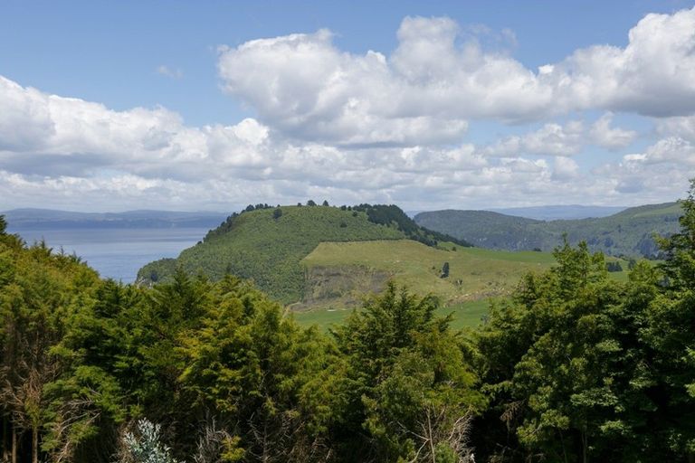 Photo of property in 124 Highland Drive, Acacia Bay, Taupo, 3385