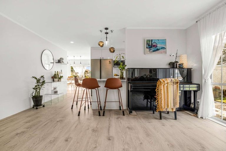 Photo of property in 52 Riverton Drive, Randwick Park, Auckland, 2105