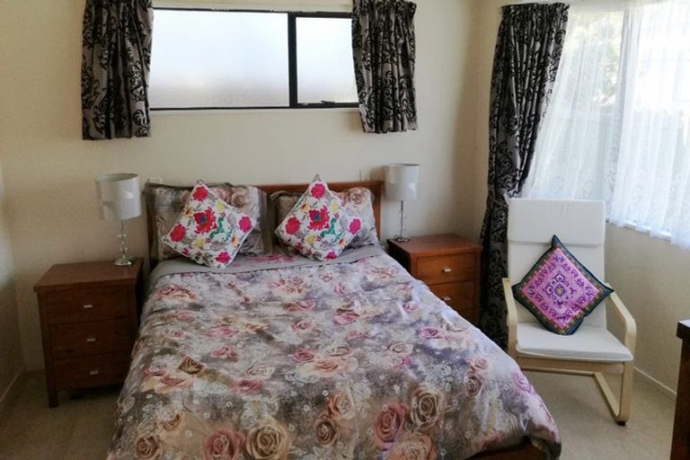 Photo of property in 2/12 Merriefield Avenue, Forrest Hill, Auckland, 0620