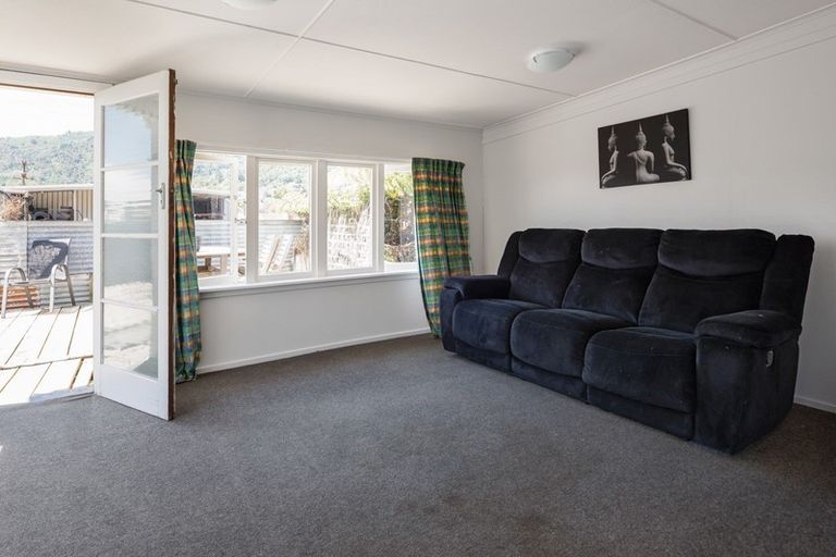 Photo of property in 85 Broadway, Picton, 7220