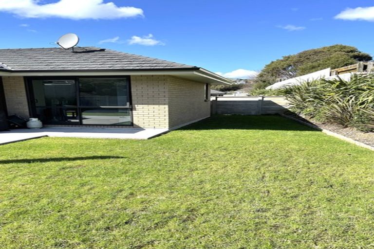 Photo of property in 17 Mooring Close, Whitby, Porirua, 5024