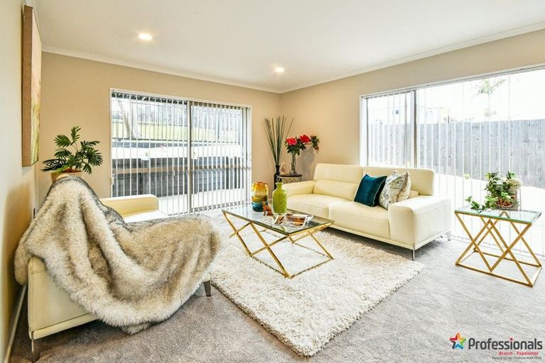 Photo of property in 18 Staten Place, Mangere, Auckland, 2022