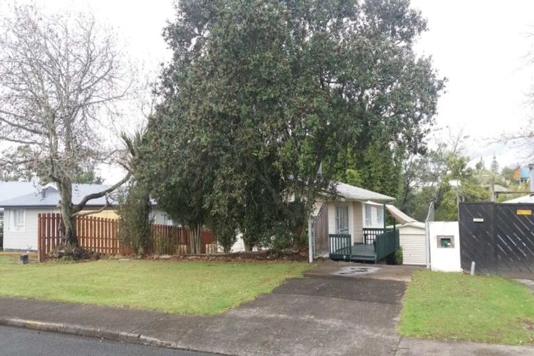 Photo of property in 75 Kemp Road, Massey, Auckland, 0614