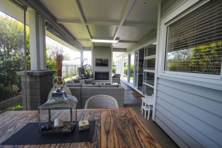 Photo of property in 4 Robert Might Road, Kumeu, 0810