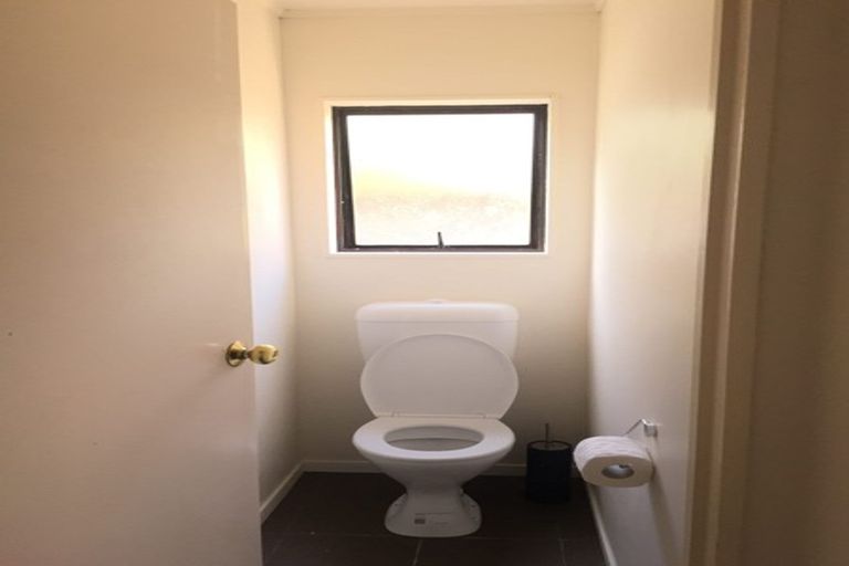 Photo of property in 28 Goldfinch Rise, Unsworth Heights, Auckland, 0632